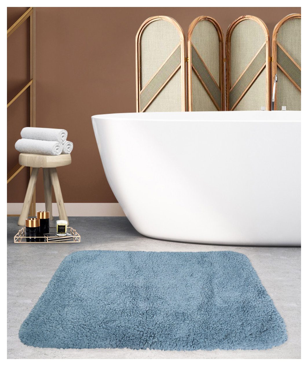 Long-pile cotton bath mat in a hotel bathroom